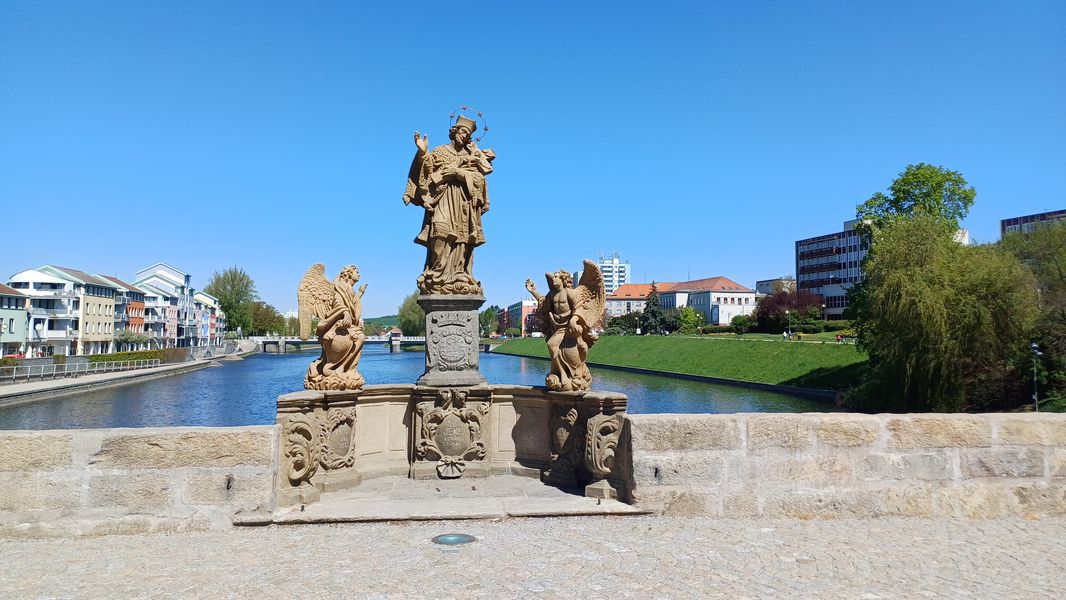 Sochy na Kamenném mostě v Písku. Foto: Anna Petruželková