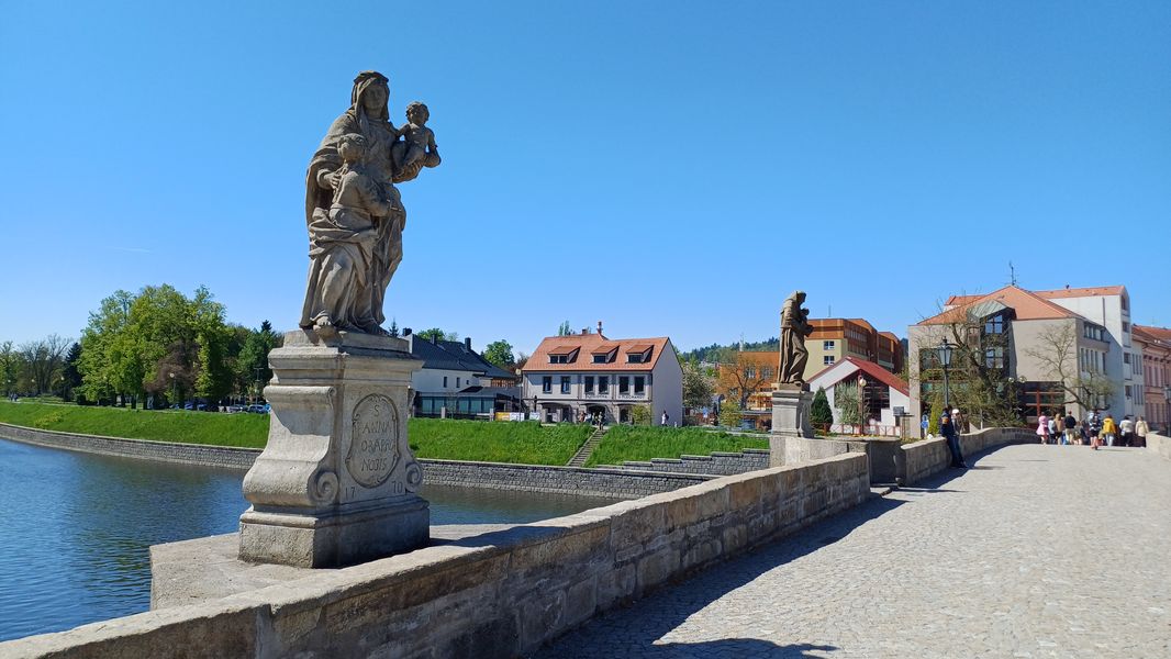 Sochy na Kamenném mostě v Písku. Foto: Anna Petruželková