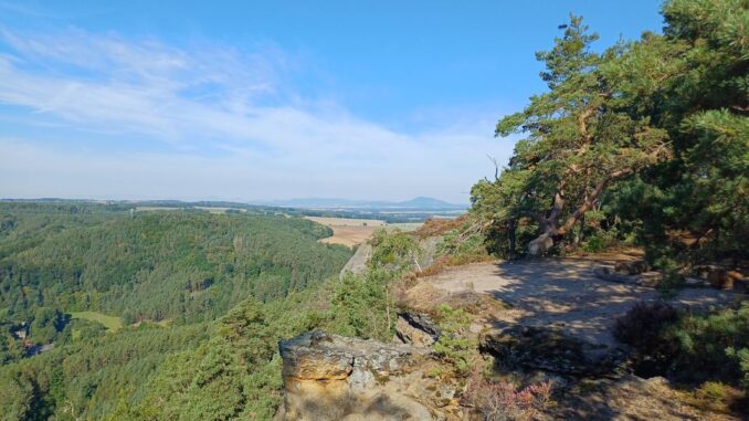 Skalní vyhlídka nad Pustým zámkem na Kokořínsku. Foto: Anna Petruželková