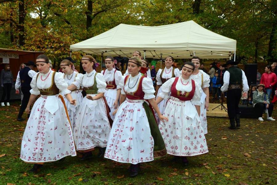 Kaštanobraní v nasavrcké Kaštance. Zdroj: Město Nasavrky