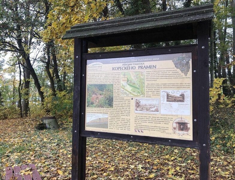 Infotabule u Kopeckého pramenu.