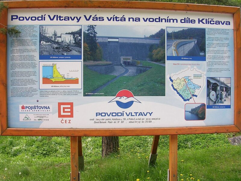 Infotabule u Klíčovské přehrady.
