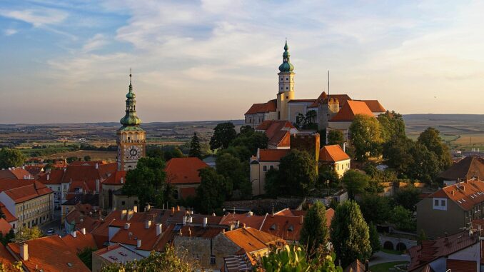 Výhled z Kozího hrádku na Mikulov. Zdroj: Wikipedie, Txllxt TxllxT • CC BY-SA 4.0