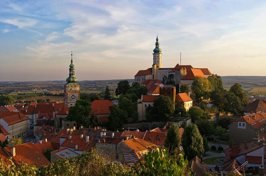 Výhled z Kozího hrádku na Mikulov. Zdroj: Wikipedie, Txllxt TxllxT • CC BY-SA 4.0