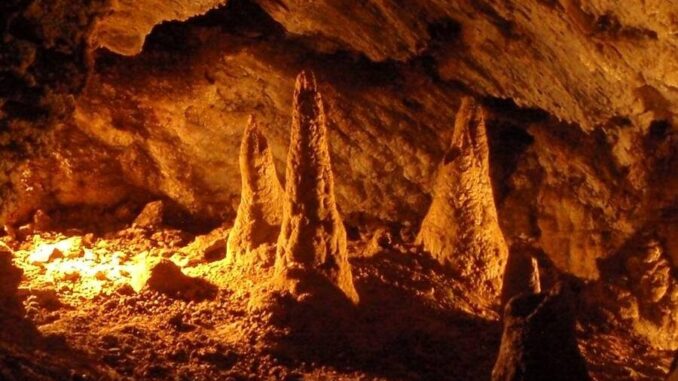 Gejzírové stalagmity. Foto: Wikimedia Commons/CC BY-SA 3.0
