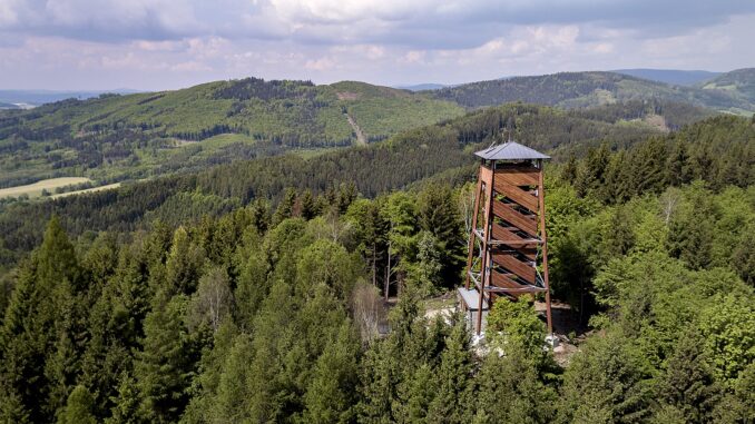 Výhledy z rozhledny Bukovka. Autor: Pasovec • Wikipedie. CC BY-SA 4.0