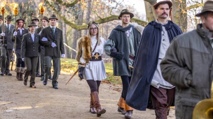 Svatohubertské slavnosti ve Frýdlantu. Foto: Marek Sekáč, Marvin fotoateliér. Zdroj: Střední škola hospodářská a lesnická, Frýdlant