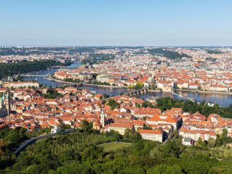 Výhled na Prahu z Petřína. Zdroj: Wikipedie, CC BY-SA 4.0. Autor: Diego Delso.