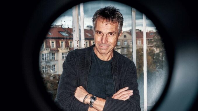 Zdroj: FB profil hudebního skladatele, textaře, producenta, kytaristy a zpěváka Janka Ledeckého