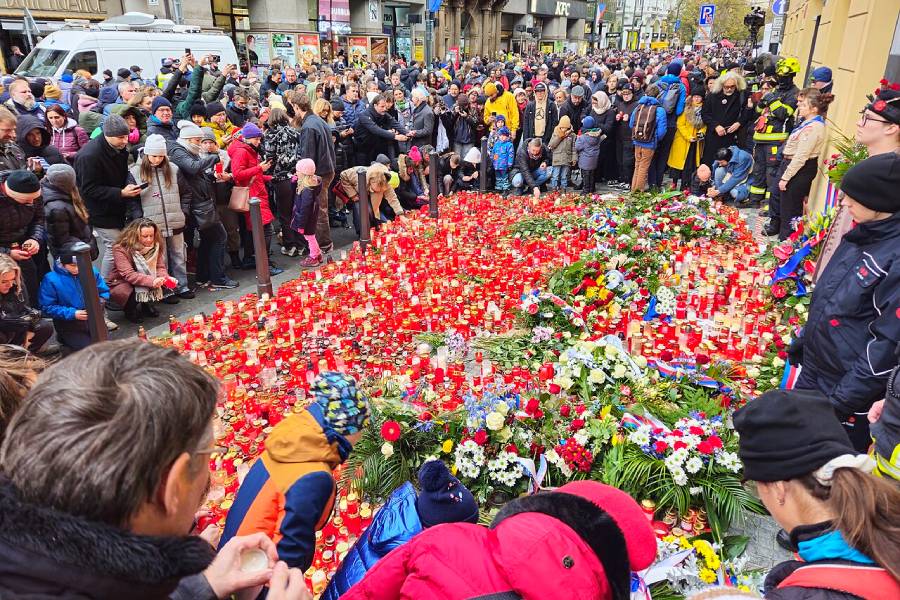 Vzpomínkové místo u pamětní desky na Národní třídě v Praze v roce 2024. Zdroj: Oslavy 17 11 2024, CC0, Wikimedia Commons