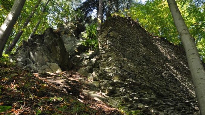 Zřícenina hradu Štěpanice v okrese Semily. Foto: Petr Fabian. Zdroj: Hrady-zříceniny.cz