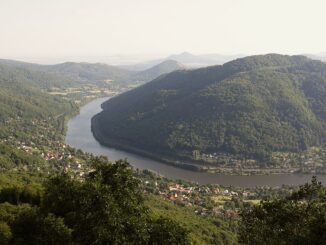 Vysoký Ostrý pohled z jihu na Portu Bohemicu. Zdroj: Wikipedie, CC BY-SA 4.0. Autor: RomanM82