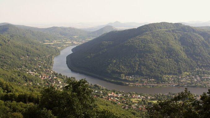 Vysoký Ostrý pohled z jihu na Portu Bohemicu. Zdroj: Wikipedie, CC BY-SA 4.0. Autor: RomanM82