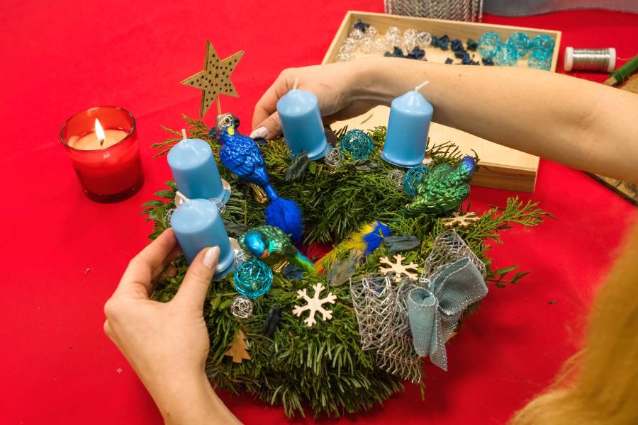 Výroba adventního věnce. Foto: Petr Hamerník. Zdroj: Zoo Praha