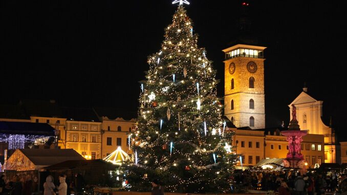 Historické a vánoční České Budějovice. Zdroj: Wikipedie. Anaj7 • CC BY-SA 4.0