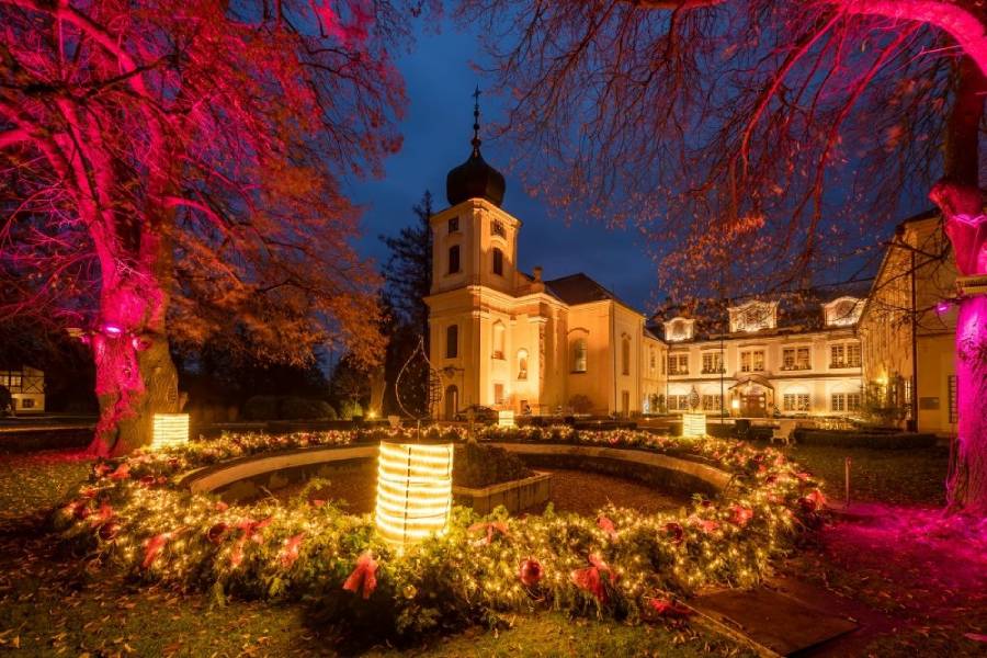 Největší adventní věnec v Česku. Zdroj: Zámek Loučeň