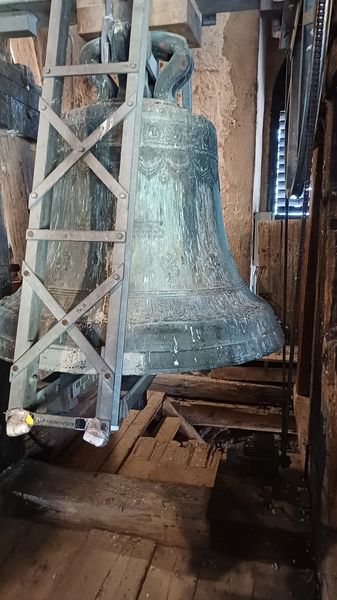 Při výstupu na věž táborského kostela Proměnění Páně je třeba podlézt zvon. Foto: Anna Petruželková