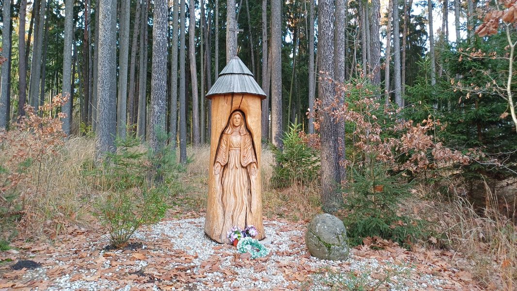 Výklenková kaple sv. Marie v lesoparku Pintovka. Foto: Anna Petruželková