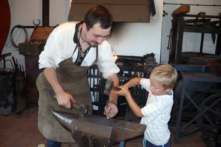 Práce kováře. Zdroj: Podorlický skanzen Krňovice