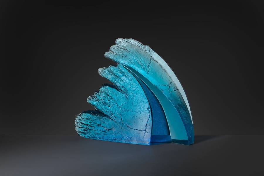 Jiří Šín, Vlna I, modré tavené sklo. Zdroj: Studio SIN, CC BY-SA 4.0, Wikimedia Commons