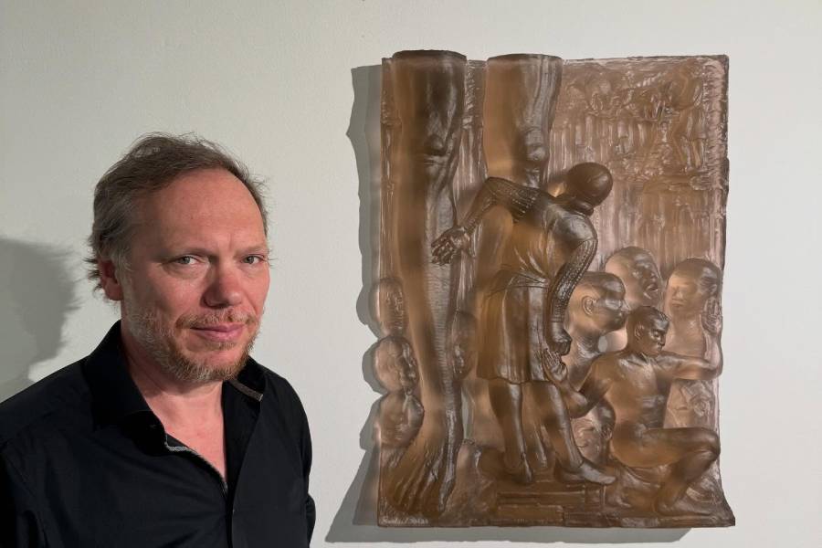 V díle Trůn milosrdenství Richard Štipl mistrovsky propojuje fragmenty své osobní historie s rozsáhlým dialogem dějin umění. Zdroj: SIN Studio Gallery