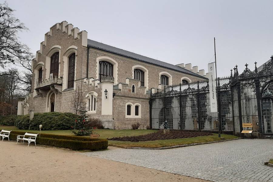 Zimní jízdárna hlubockého zámku. Zdroj: TazzyTheDevil, CC BY-SA 4.0, Wikimedia Commons