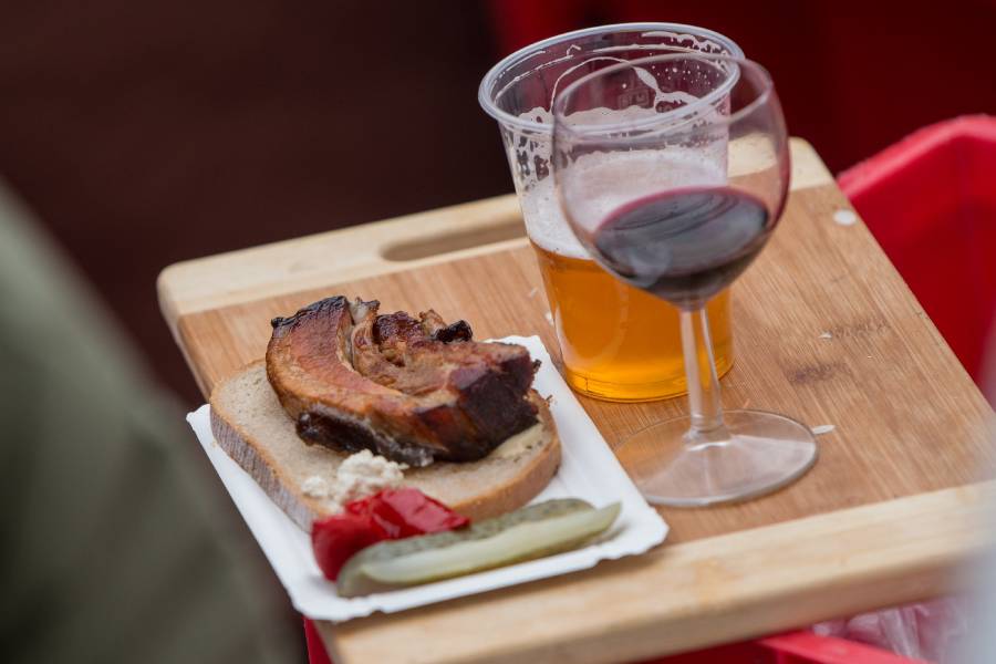 Chuť moravského uzeného se snoubí s chutí dobrého vína či piva. Zdroj: spolek ReFest z. s. 