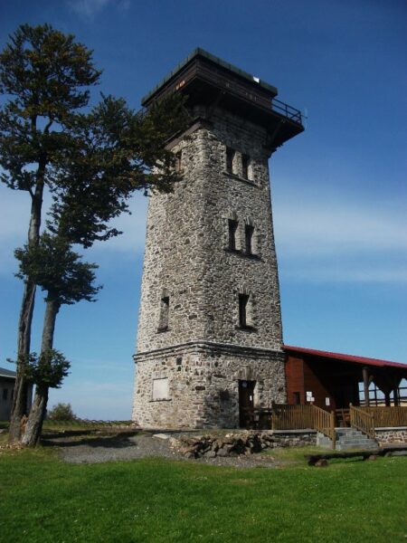 Kurzova věž na Čerchově. Zdroj: <a href="https://www.rozhlednovymrajem.cz/">rozhlednovymrajem.cz</a>