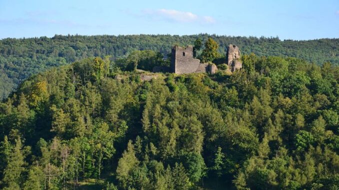 Pozůstatky hradu Egerberk. Foto: Petr Kinšt, CC BY-SA 4.0, Wikimedia Commons