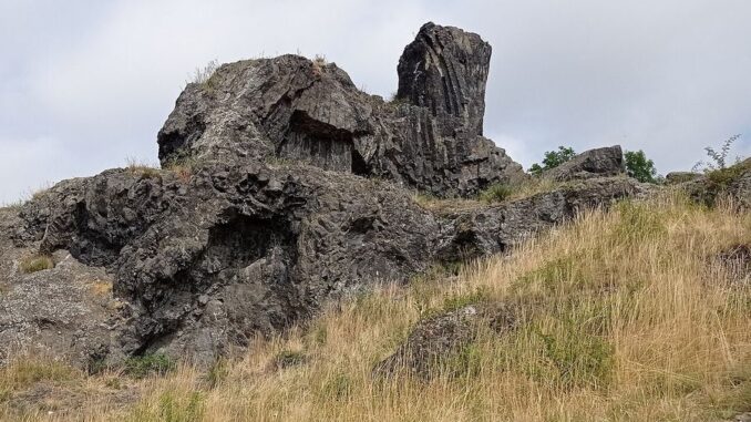 Skalní útvar Kočka u Litoměřic. Autor: Czeva / Wikimedia Commons, licence CC BY-SA 4.0.