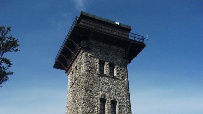 Kurzova věž na Čerchově. Zdroj: rozhlednovymrajem.cz (foto upraveno)