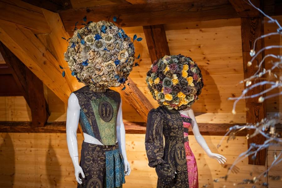 Zlatem protkáno, láskou tvořenoDesignová výstava českého brokátu, kovové bižuterie a látkových květin. Zdroj: Zámecká lékárna Třeboň