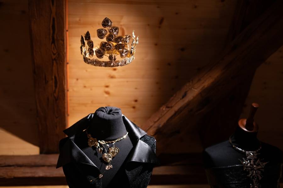 Zlatem protkáno, láskou tvořenoDesignová výstava českého brokátu, kovové bižuterie a látkových květin. Zdroj: Zámecká lékárna Třeboň