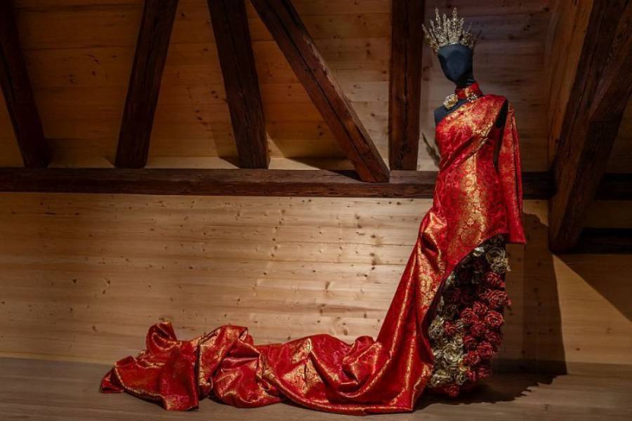 Zlatem protkáno, láskou tvořeno. Designová výstava českého brokátu, kovové bižuterie a látkových květin. Zdroj: Zámecká lékárna Třeboň