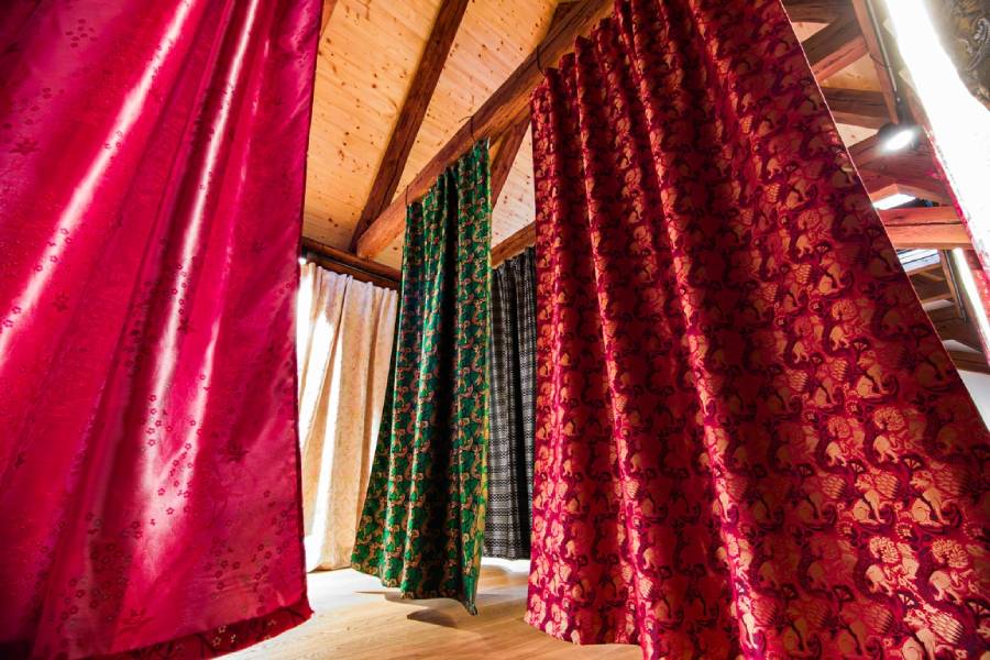 Zlatem protkáno, láskou tvořeno. Designová výstava českého brokátu, kovové bižuterie a látkových květin. Zdroj: Zámecká lékárna Třeboň