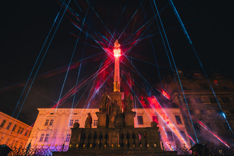 Mariánský sloup na náměstí Republiky v záři světel. Zdroj: Plzeň 2015, z.ú.