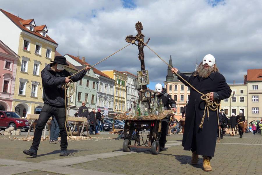 Velikonoční hrkání a festival Na zemi. Zdroj: Statutární město České Budějovice, inBudejovice.cz