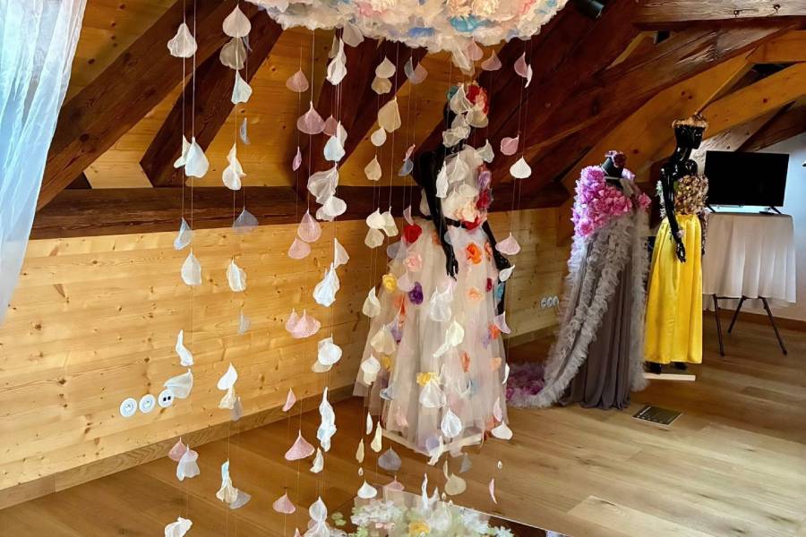 Zlatem protkáno, láskou tvořenoDesignová výstava českého brokátu, kovové bižuterie a látkových květin. Zdroj: Zámecká lékárna Třeboň