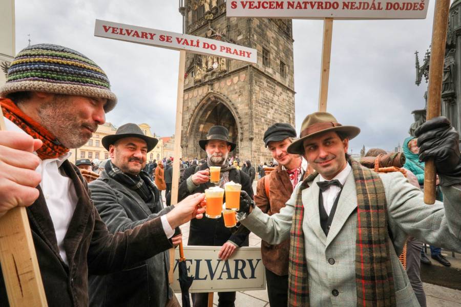 Vajíčkobraní na Karlově mostě. Zdroj: Muzeum Karlova mostu