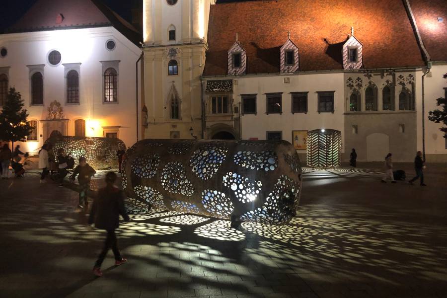 Na náměstí Republiky vyroste pod širým nebem světelná sochařská galerie. Foto: Archiv Biela noc. Zdroj: Plzeň 2015, z.ú.