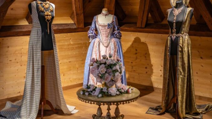 Zlatem protkáno, láskou tvořeno. Designová výstava českého brokátu, kovové bižuterie a látkových květin. Zdroj: Zámecká lékárna Třeboň