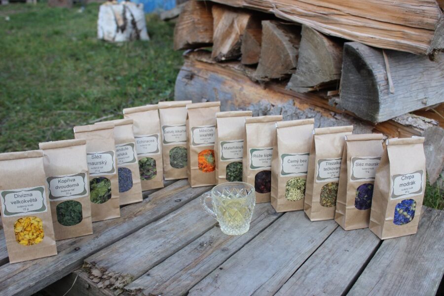 Pestrá škála bylin.