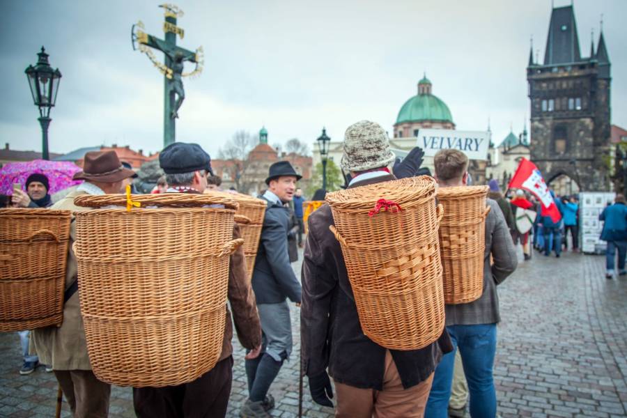 Vajíčkobraní na Karlově mostě. Zdroj: Muzeum Karlova mostu