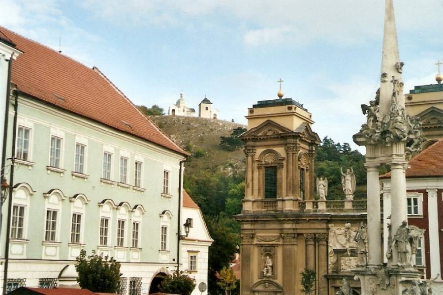 Svatý kopeček nad Mikulovem při pohledu z náměstí. Foto: feťour, CC BY-SA 3.0, Wikimedia Commons