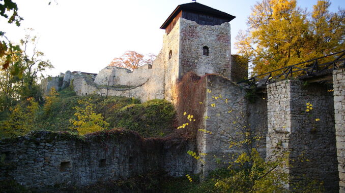 Hrad Lukov s předhradím, Zlínský kraj. Zdroj: CC BY-SA 3.0. Autor: Bjalek Michal