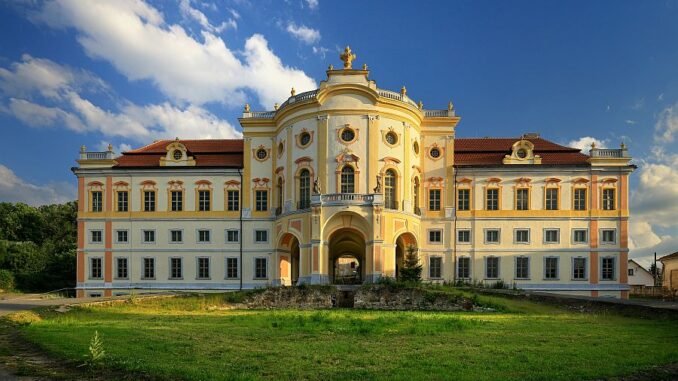 Severní fasáda zámku.