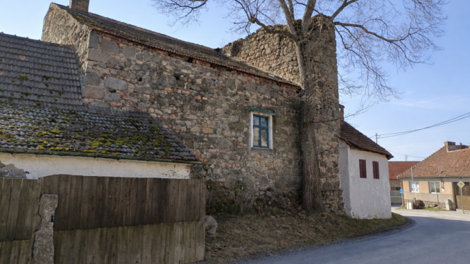 Tvrz Nárameč v okrese Třebíč. Foto: Anna Petruželková