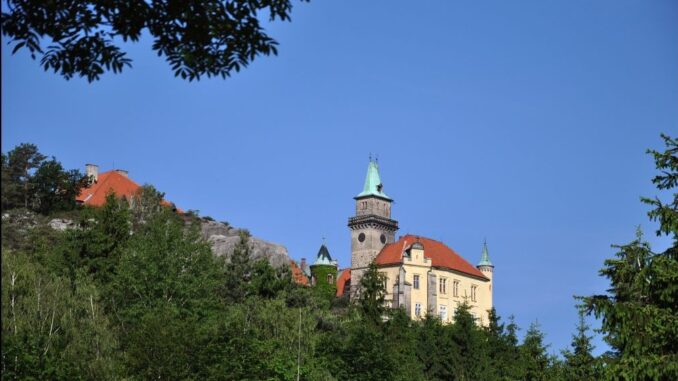 Zámek Hrubá Skála. Foto: Petr Fabian. Zdroj: Hrady-zříceniny.cz