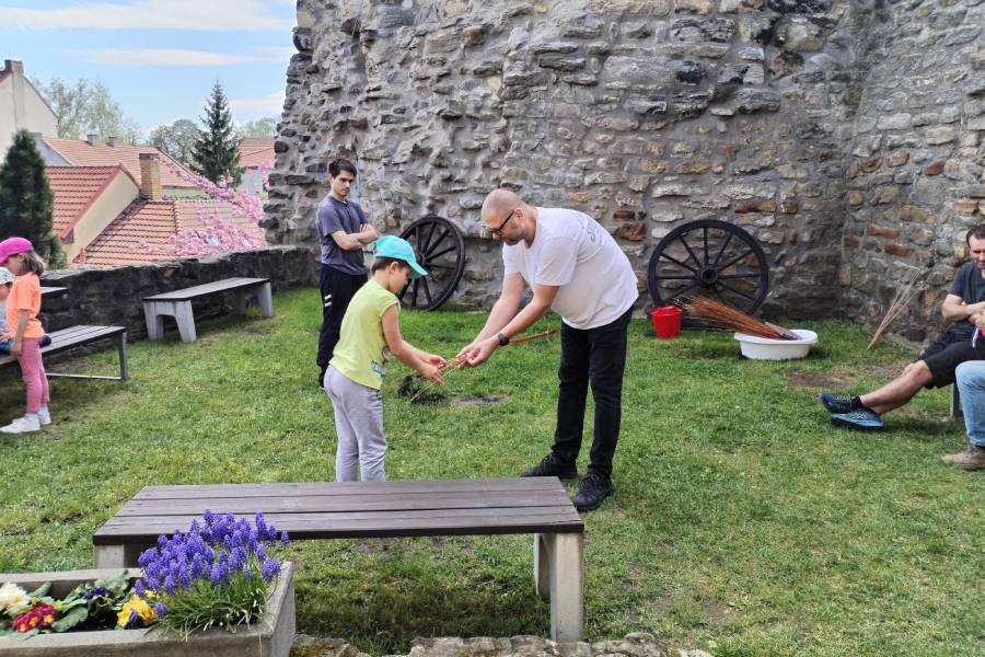 Pletení pomlázek na hradě Jenštejn. Zdroj: Obec Jenštejn