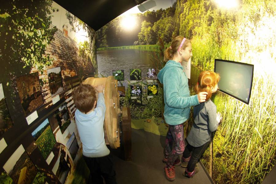 V části expozice věnující se vodě v Českém ráji si návštěvníci mohou zatočit mlýnským kolem. Zdroj: AOPK